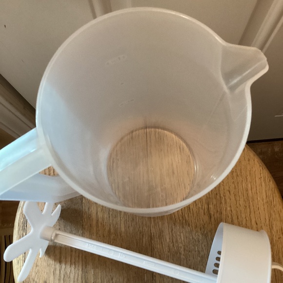 Vintage Rubbermaid Mixing Stir Pitcher - Picture 6 of 7